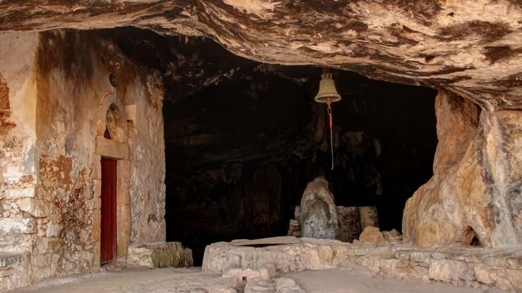 Arkoudospilios cave