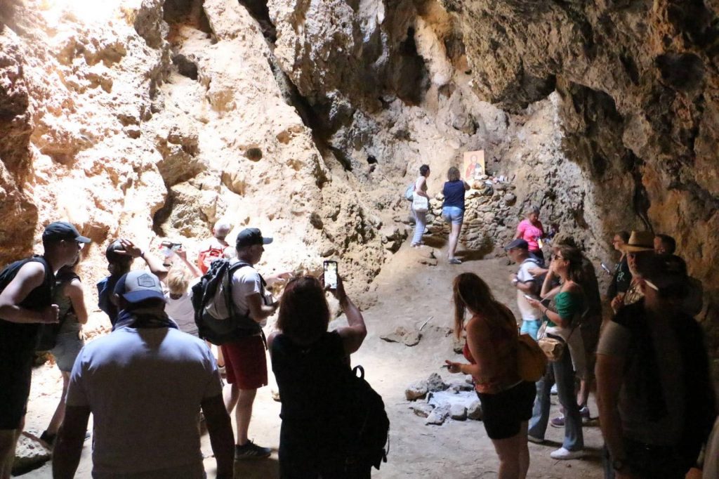 Agiofaraggo Gorge: Arkalospilios Cave