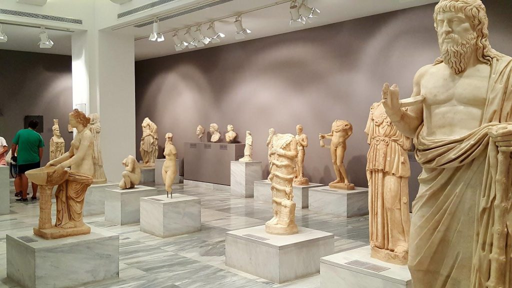 The Archaeological Museum of Heraklion: sculpture display