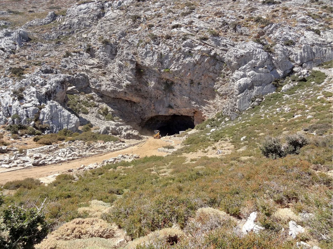 Ideon Cave: Arriving to the cave