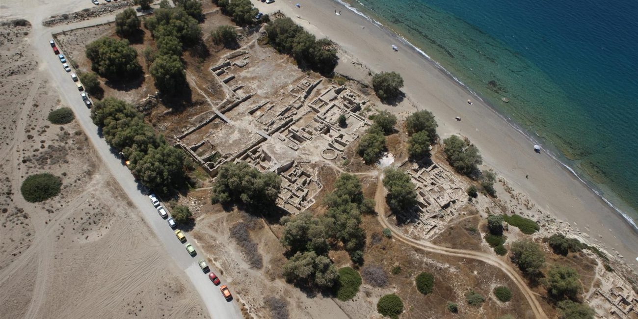 Komos Beach: Panoramic view of the archeological site and the coastline