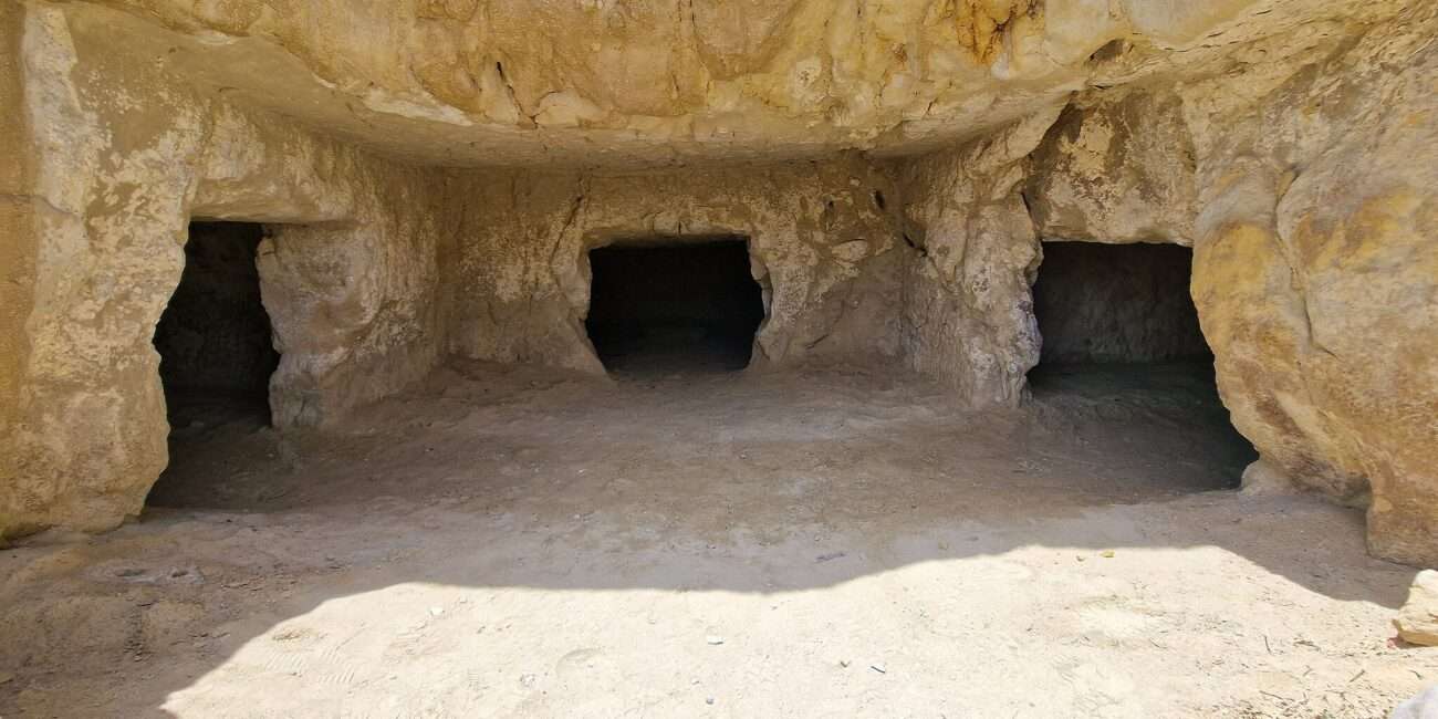 Matala Beach: Tombs