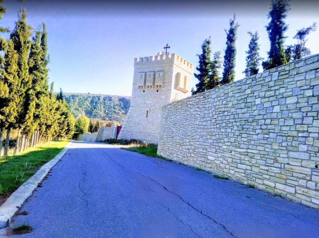 Agios Ioannis Theologos Monastery: Drive way to the entrance