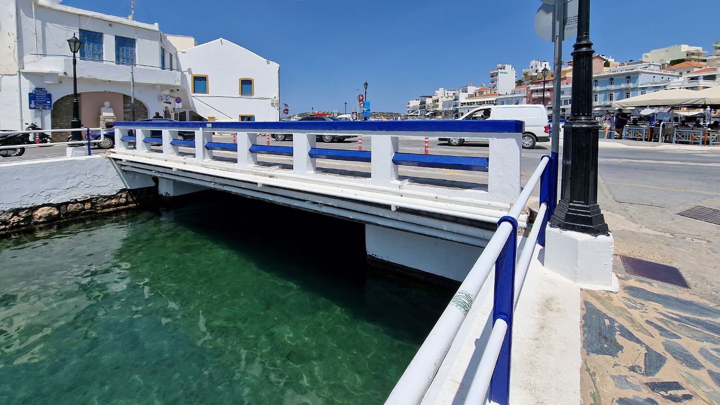 Agios Nikolaos: Bridge separating the sea from the Lake