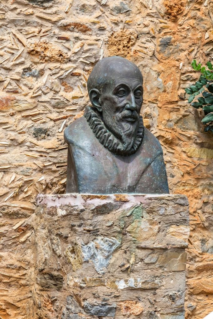 Fodele Village: Dominikos Theotokopoulos (El Greco) bust in front of the museum