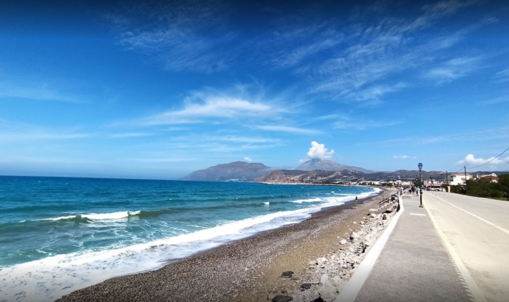 Kokkinos Pyrgos Beach: The beautiful coastline