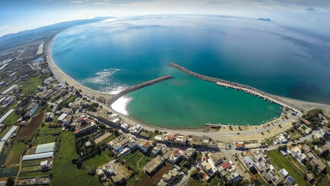 Kokkinos Pyrgos Beach: Panoramic view of the port with crystal clear waters