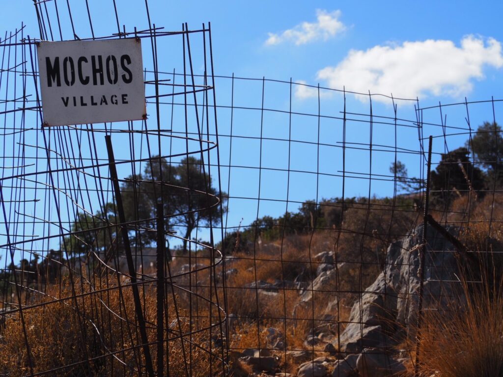 Mochos Village: Sign towards the village