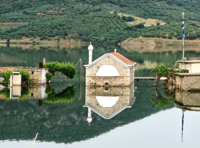 Sfendyli Aposelemis: Sfendyli village half sunk under water of Aposelemis Dam during winter