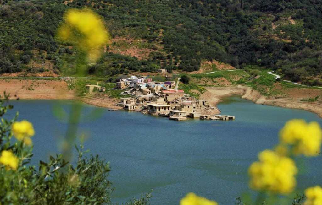 Sfendyli Aposelemis: Sfendyli village fully emerged from the water during Summer at Aposelemi Dam