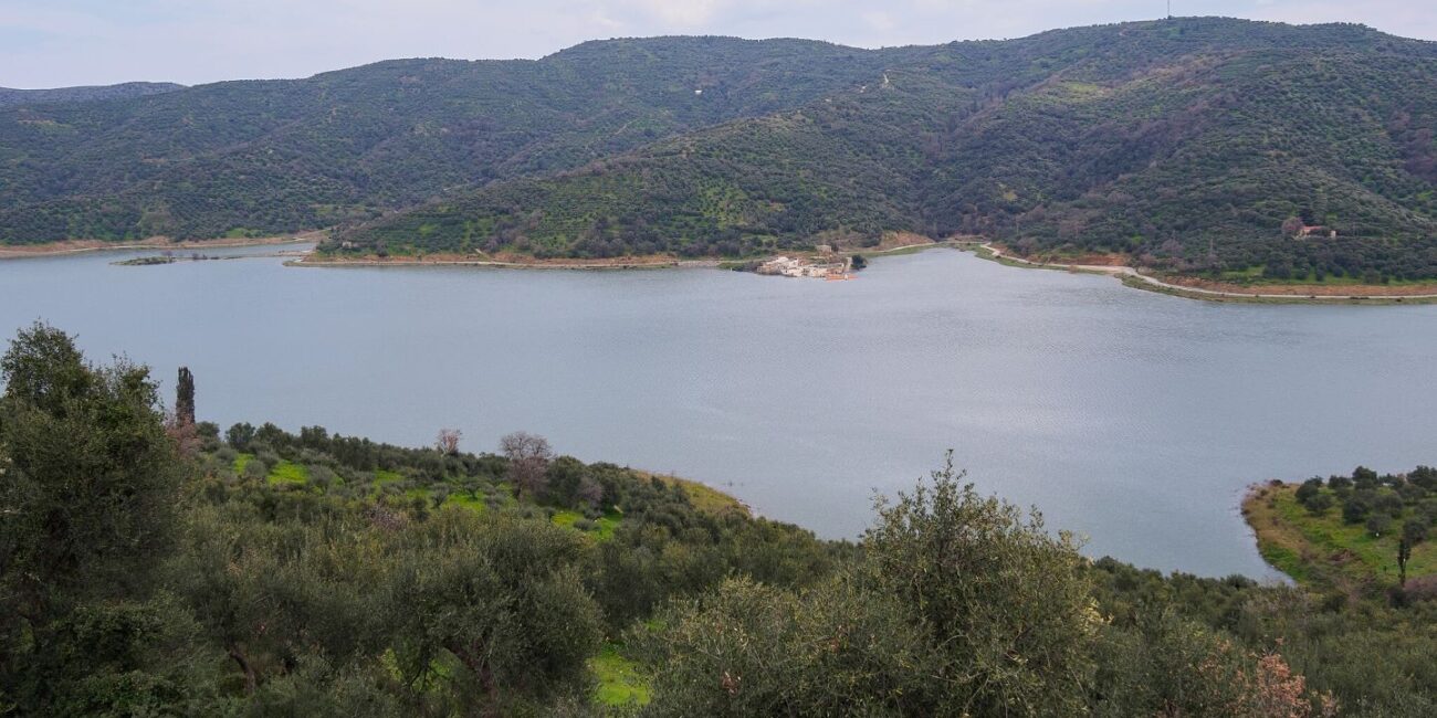 Sfendyli Aposelemis: Panoramic view of the artificial Aposelamis Lake/ water reservoir