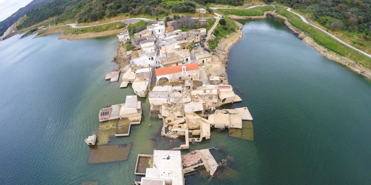 Sfendyli: half submerged under the waters of Aposelemis artificial lake