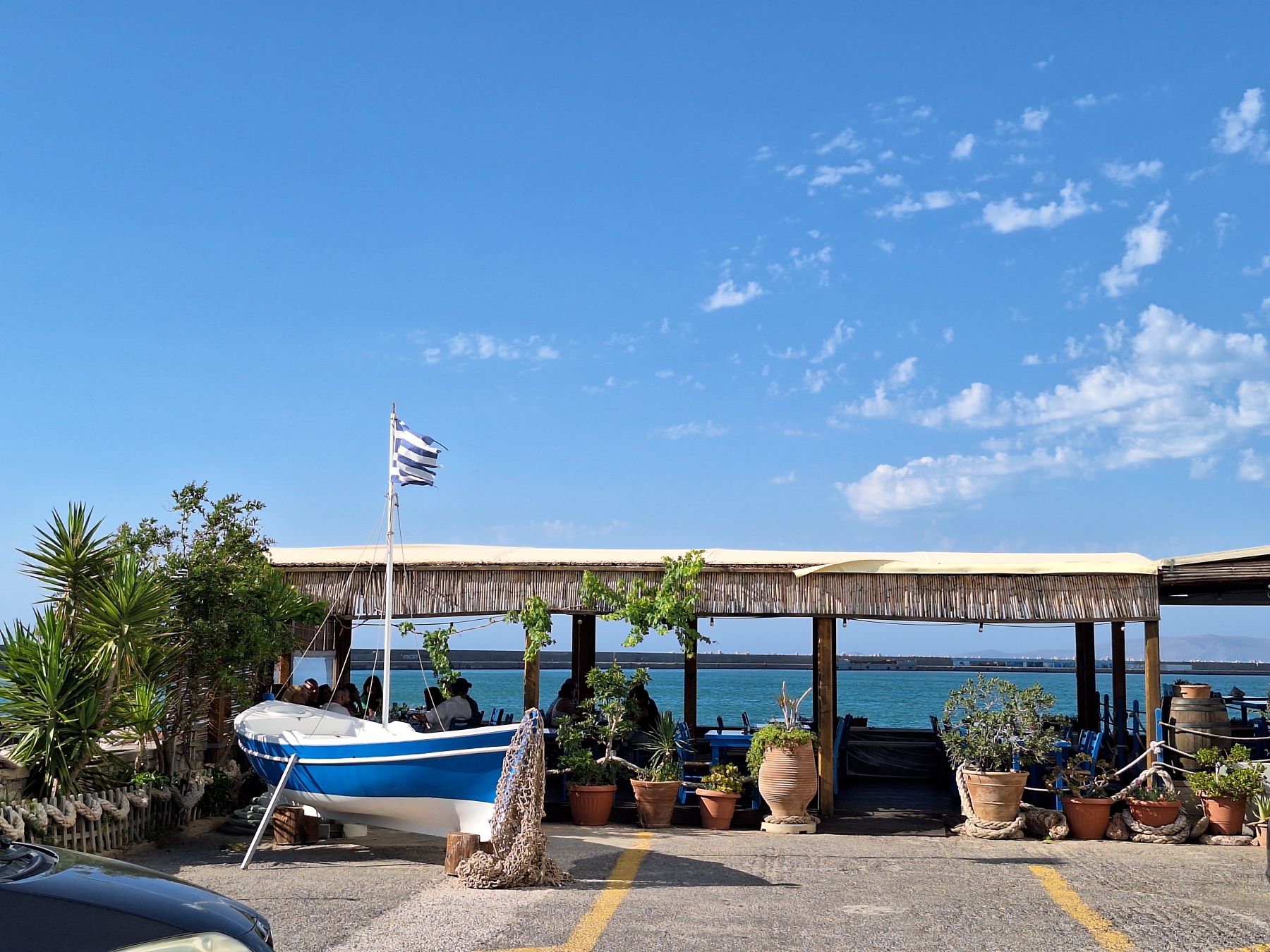 Erasitexnes Psarades: The entrance of the restaurant