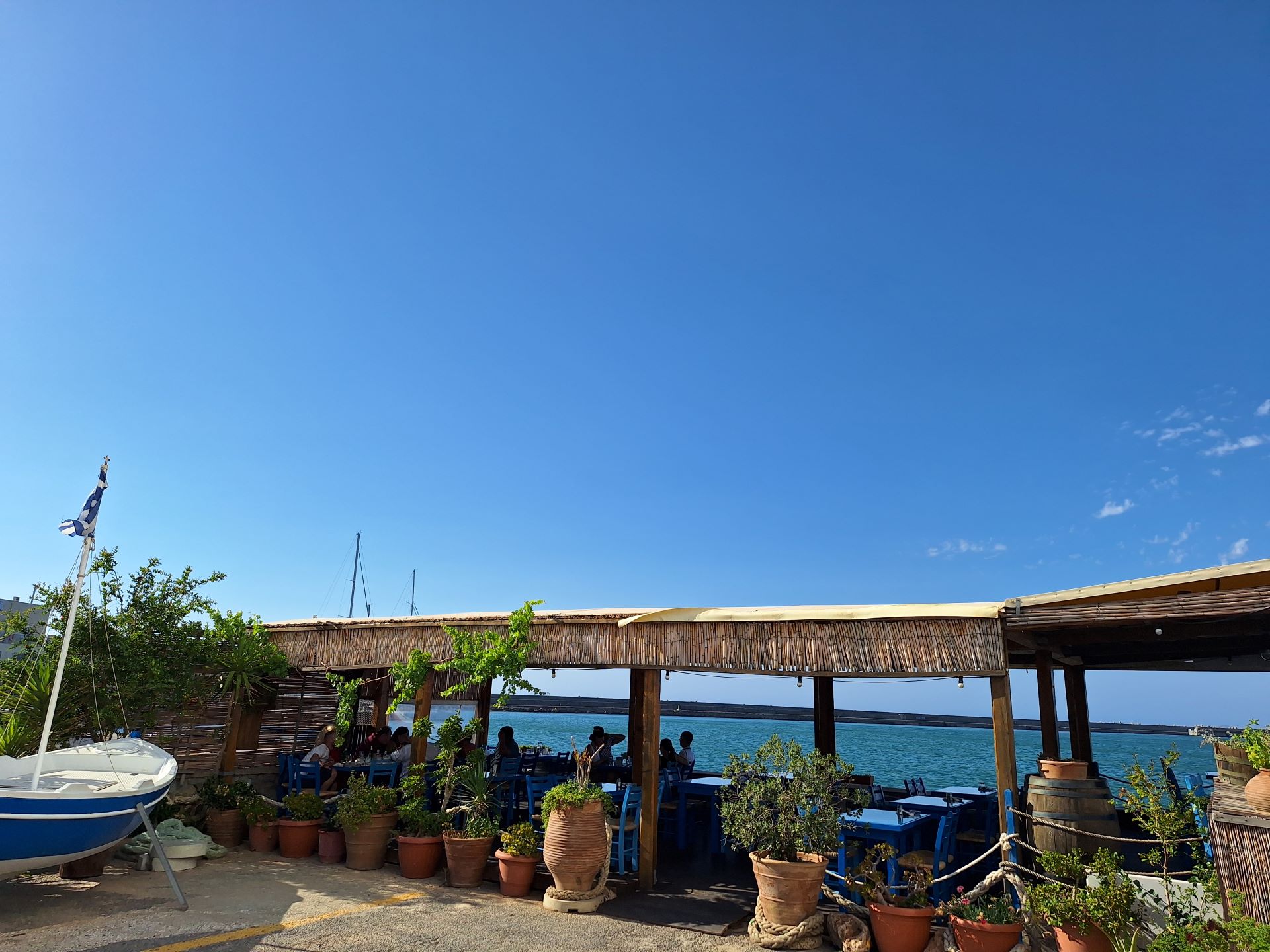 Erasitexnes Psarades: The restaurant's tables by the Venetian Port