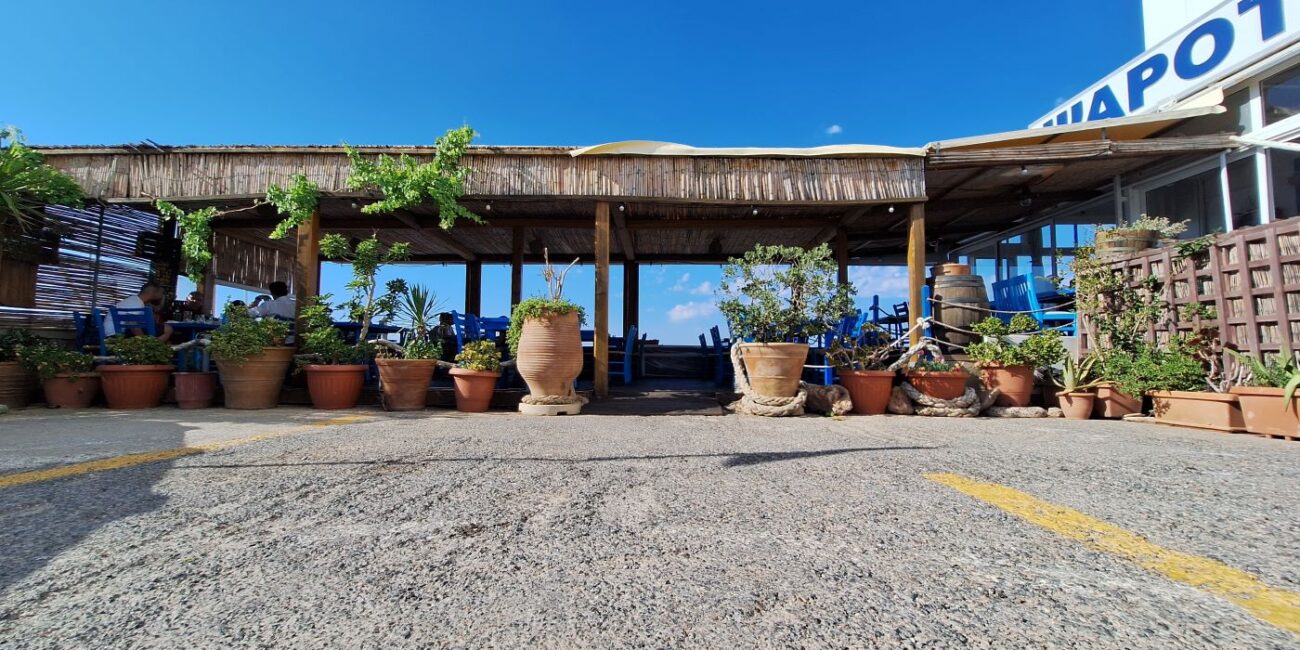 Erasitexnes Psarades: The entrance of the restaurant