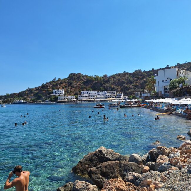 Loutro: Sunbeds and activities at the beach