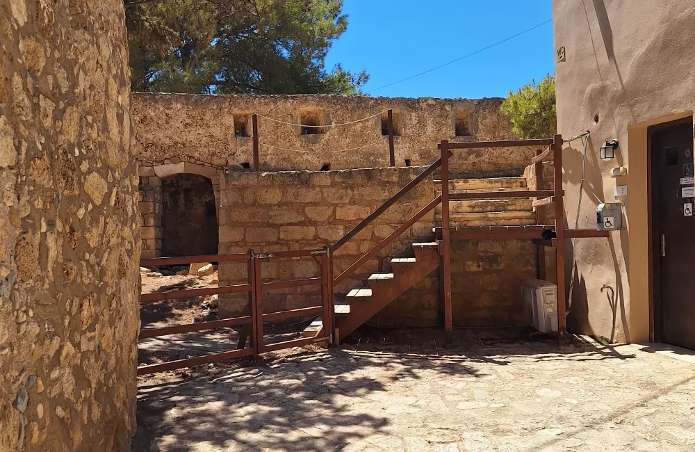 Fortezza: The small staircase leading to St. Paul's Bastion before the ticket office