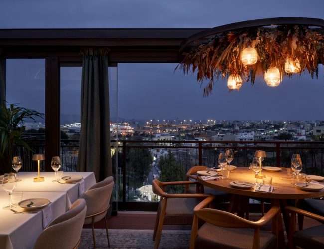 Legacy Gastro Suites: Stunning Views of the port and downtown Heraklion while enjoying your dinner