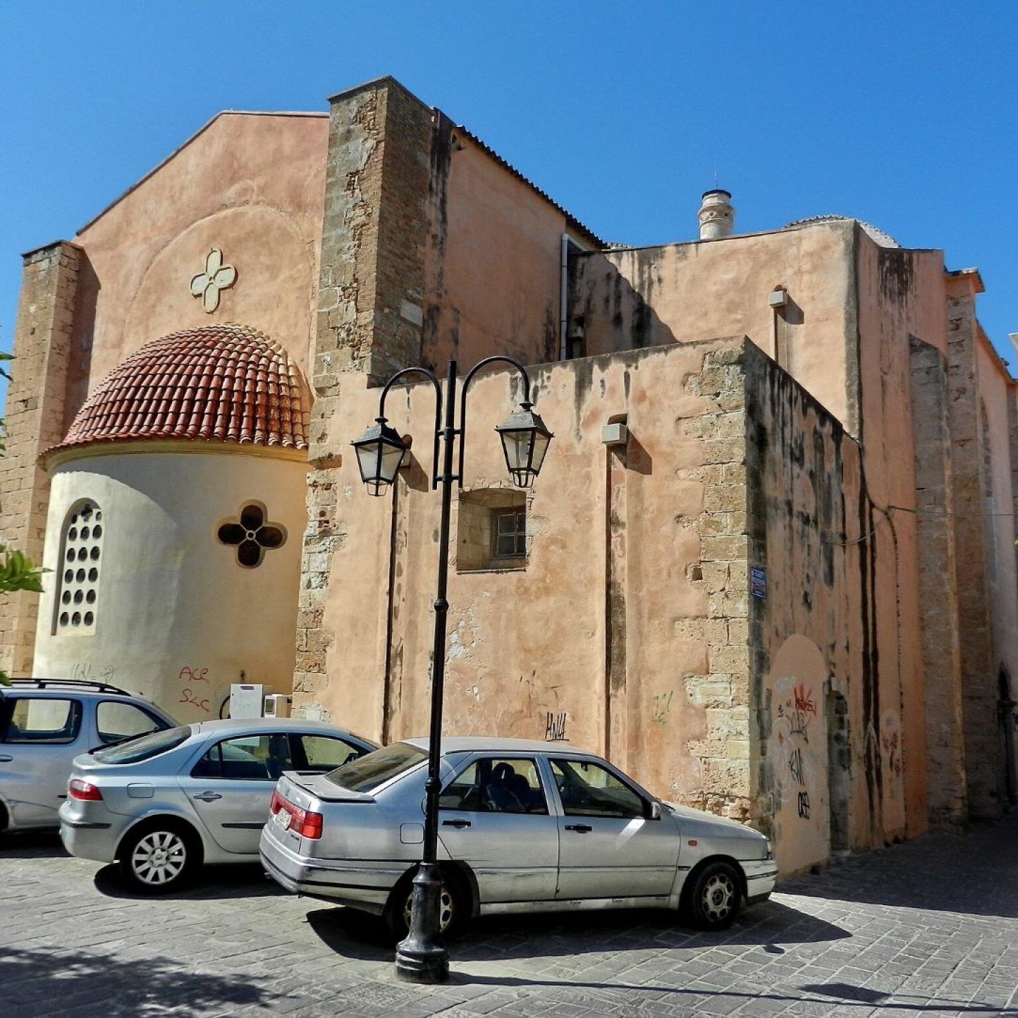 Saint Nikolaos of Splanztia: Behind the Church